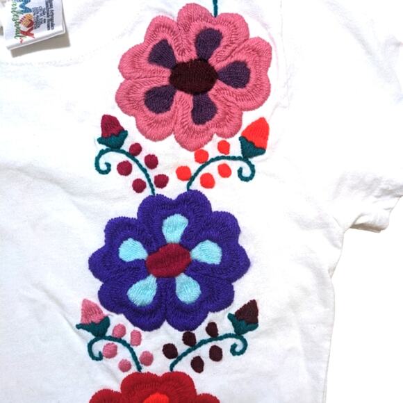 Floral women's artesanal Hand embroidered t-shirt - Picture 3 of 5